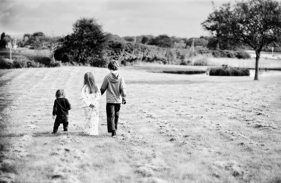 children-walking-in-a-field portrait photography 