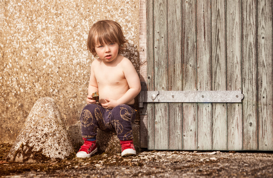 lifestyle-portraiture-little-boy-sat-by-a-barn door